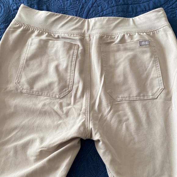 Women’s Figs Livingston basic scrub pants, M. *small bleach spot* - Picture 3 of 4